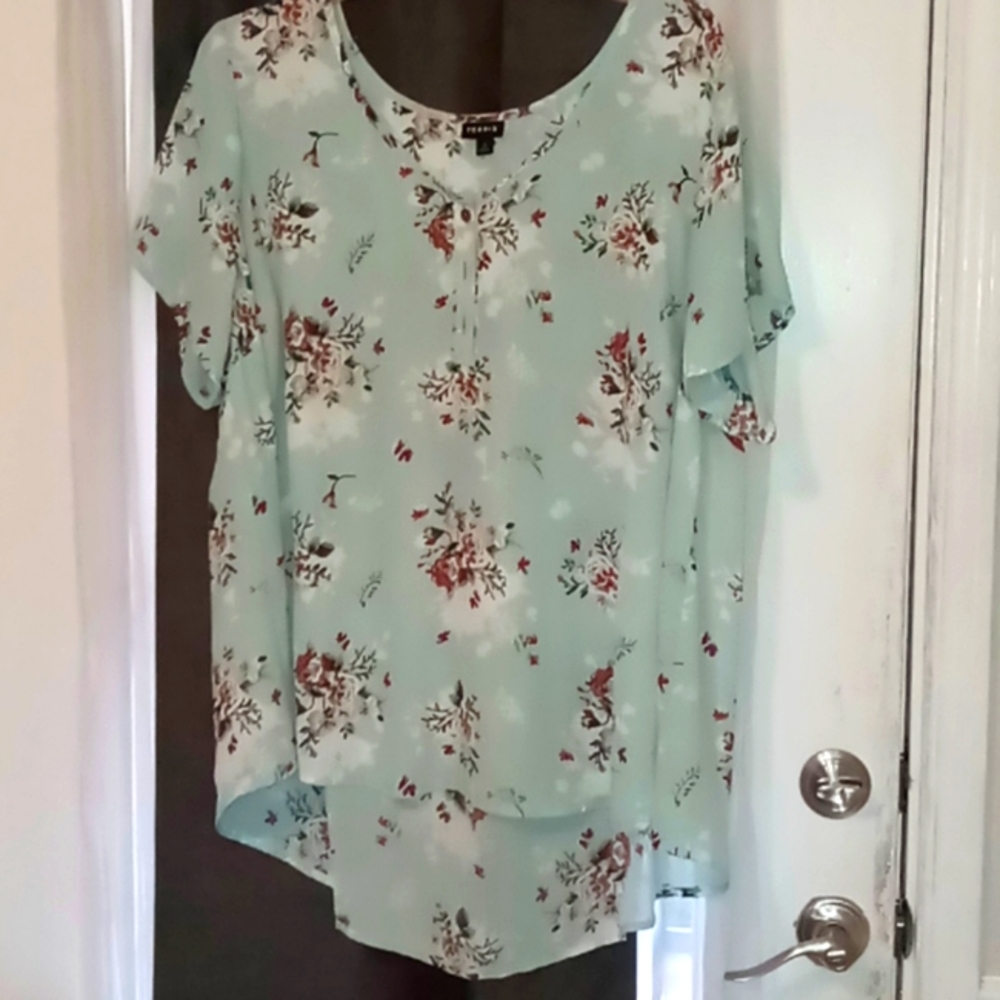 A beautiful lightweight torrid size 3 shirt